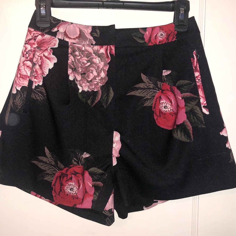C/MEO COLLECTIVE: Flirty Floral Skort NWT